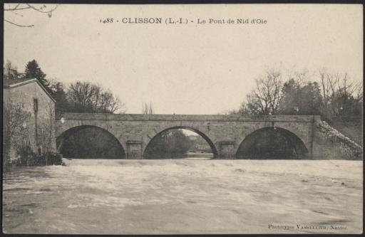 CLISSON (Loire-Atlantique). - Le pont de Nid d'Oie (vues 1-3), le pont et la minoterie (vues 4-5), la minoterie (vues 6-9). La Sèvre à Gervaux (vues 10-12), le moulin de Gervaux (vue 13), la pension de famille A. Bâtard-Gervaux (vues 14-15) et jeux d'eau dans la Sèvre (vues 16-17), l'écluse du moulin (vue 18).
